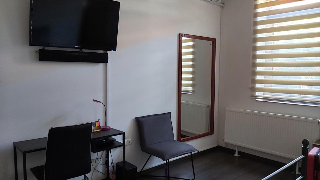City Center Minimalist Apartment Oradea Exterior photo
